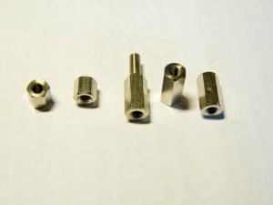 Links M3 x 5 F/F – midden M3 x 10 M/F rechts M3 x 10 F/F